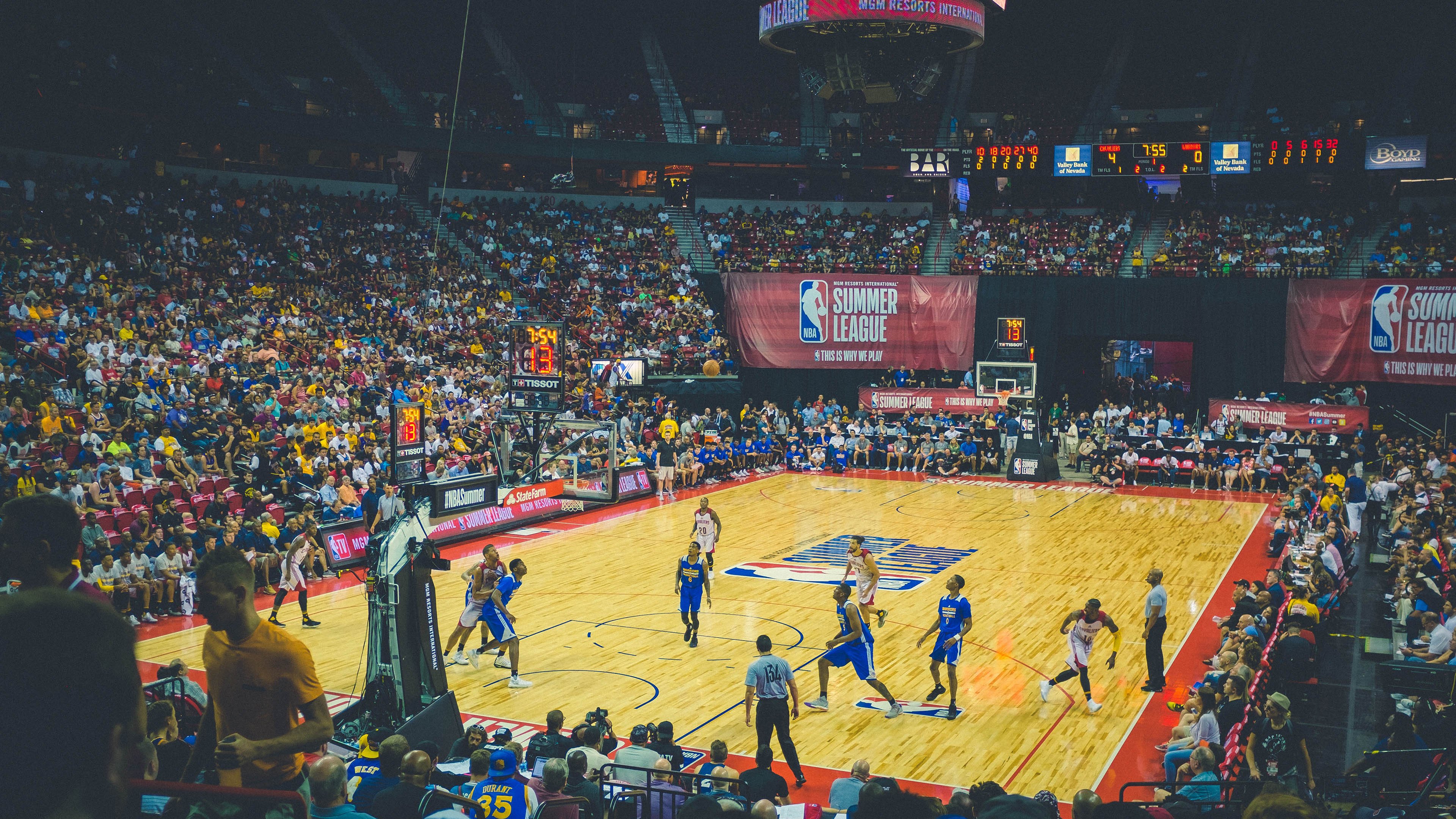 城市高空索道滑行挑战赛 体验式活动逐步演化为速度比拼